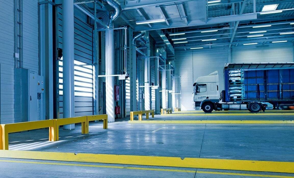 Wnętrze magazynu z systemem monitoringu